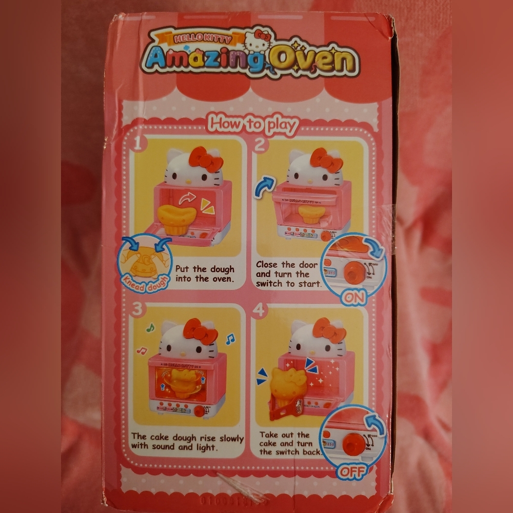EXCLUSIVE - Hello Kitty Amazing Oven Playset - Picture 10 of 13